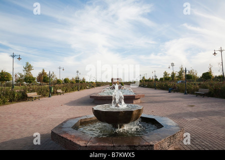 Marrakesch Marokko Nordafrika Brunnen und Rosengärten auf Avenue Mohammed VI Stockfoto