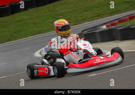 Lewis Hamilton genießt einen Run Out in einem Kart im Daytona Karting Milton Keynes. Stockfoto