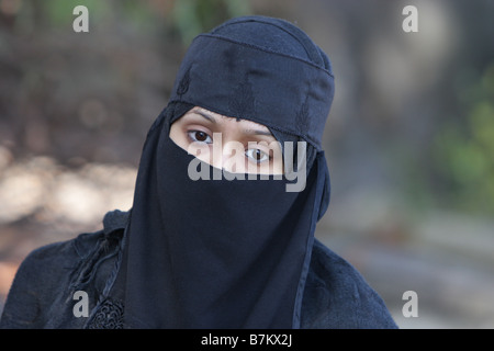 Muslimische Frau mit schwarzen Hijab Kopftuch Schleier Stockfoto