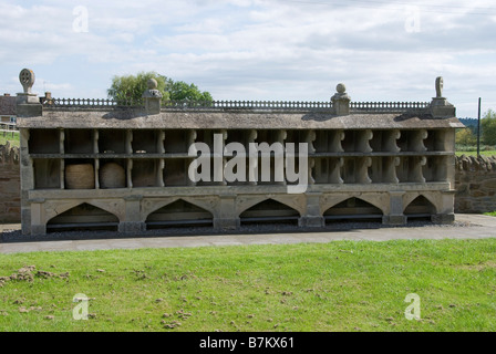 The Hartpury Bee Shelter, Gloucestershire, Großbritannien. Ein seltenes Steinbauwerk, das um 1830 gebaut wurde, um Strohbienenschrecke (Bienenstöcke) zu beherbergen Stockfoto