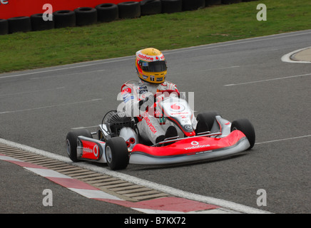 Lewis Hamilton genießt einen Run Out in einem Kart im Daytona Karting Milton Keynes. Stockfoto