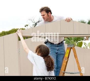 Vater und Tochter gemeinsam auf ein home Improvement Projekt Stockfoto