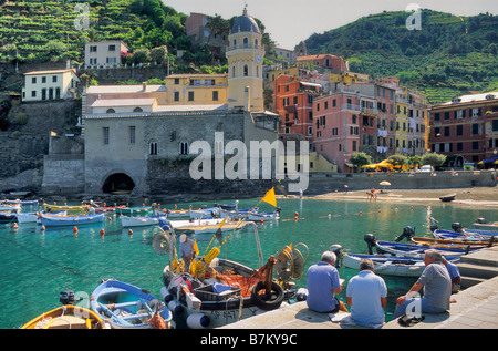 Santa Margherita d Antiochia Kirche am Hafen im Dorf von Vernazza Cinque Terre Nat Park Riviera di Levante Ligurien Italien Stockfoto