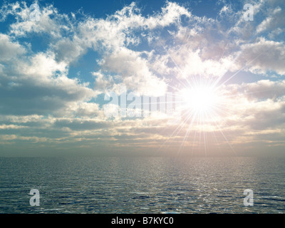 Die helle Sonne über dem Ozean weichen flauschigen Wolken Stockfoto