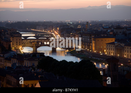Blick auf Ponte Vecchio Brücke bei Sonnenuntergang vom Piazzale Michaelangelo, Florenz, Italien Stockfoto