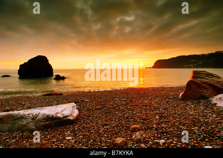 Sonnenaufgang von kleinen Oddicombe Strand in Torquay in South Devon England nach Westen entlang der Küste Stockfoto