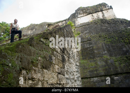 Touristischen absteigend die Schritte einer Pyramide von komplexen M in Tikal, Guatemala. Stockfoto