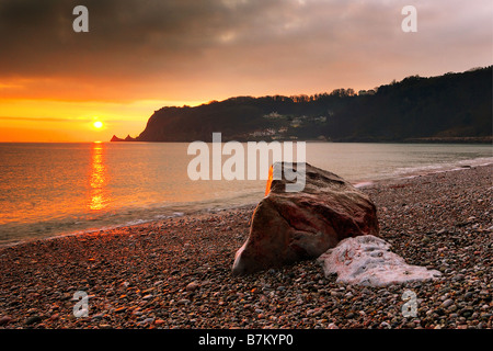 Sonnenaufgang von kleinen Oddicombe Strand in Torquay in South Devon England Blick nach Süden, entlang der Küste Stockfoto