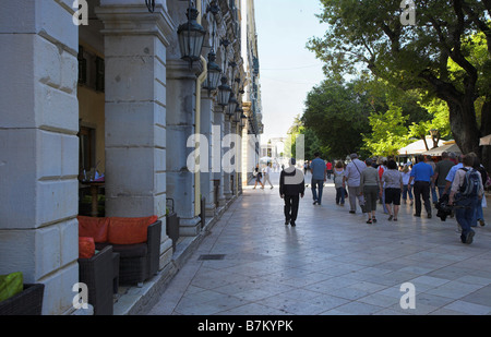 Touristengruppe vorbei Liston Gebäude Korfu-Stadt Stockfoto