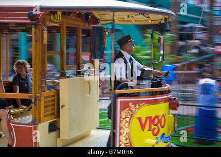 Straßenbahn und Dirigent in historischen Ybor City Nähe von Tampa Florida Stockfoto