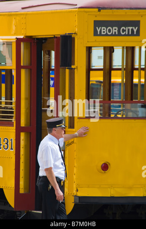 Straßenbahn und Dirigent in historischen Ybor City Nähe von Tampa Florida Stockfoto