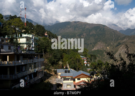 MacLeodganj in den Ausläufern des Himalaya. Dharamsala. Himachal Pradesh. Indien. Stockfoto