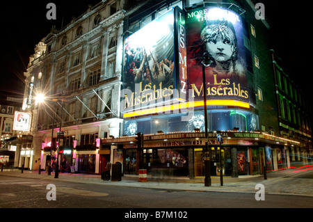 Queens Theatre in London in der Nacht Stockfoto