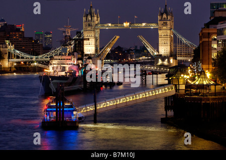 Tower Bridge bei Nacht mit der Brücke angehoben Stockfoto