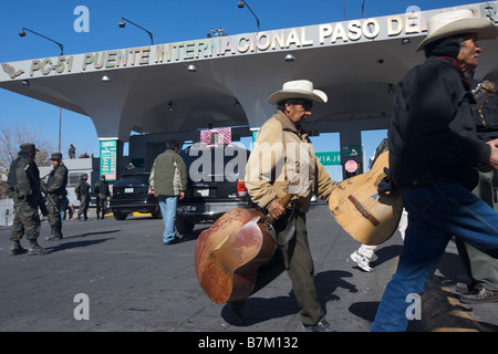 Mexikanische Mariachis Spieler Fuß vorbei an der Santa Fe-Brücke von Avenue Juarez in Ciudad Juarez Mexiko nach El Paso Texas Stockfoto