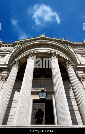 Nach oben auf die Spalten der St Pauls Cathedral in London Stockfoto