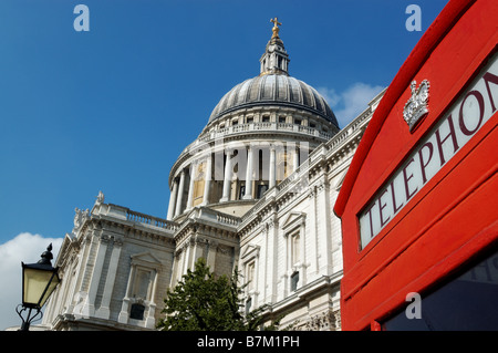 Eine rote Telefonzelle von St Pauls Kathedrale in London Stockfoto