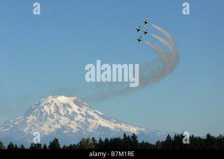 USAF F-16 Thunderbirds fliegen in Diamant-Formation mit Mt Rainier im Hintergrund Stockfoto
