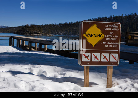 Ein Warnsignal warnt Besucher auf die Gefahren des Schwimmens in Emerald Bay Emerald Bay State Park Lake Tahoe, Kalifornien Stockfoto