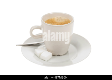 heißer Kaffee mit Teelöffel und Zucker isoliert auf weiss einen weißen Hintergrund Stockfoto