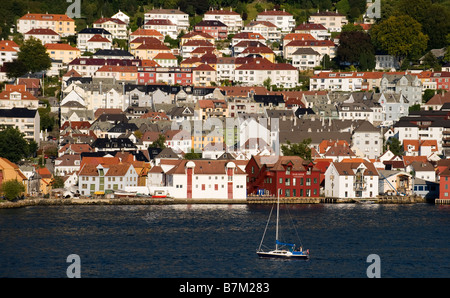 Blick auf Bergen, Norwegen, von einem Schiff Hafen verlassen Stockfoto