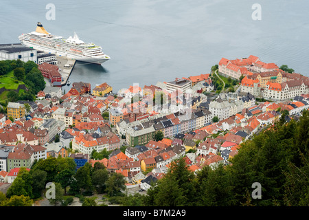 Blick auf den Hafen von Bergen, Norwegen, von der Spitze des Berg Fløyen.  Ein Kreuzfahrtschiff ist P & O Artemis im Hafen. Stockfoto