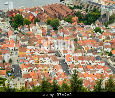 Gesamtansicht der alten Stadt Bergen, darunter Bryggen historischer Gewerbegebäude, von der Spitze des Berg Fløyen. Stockfoto