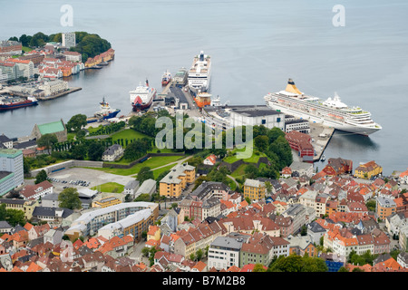 Blick auf den Hafen von Bergen, Norwegen, von der Spitze des Berg Fløyen.  2 Kreuzfahrtschiffe passen MSC Opera, links, und P & O Artemis. Stockfoto