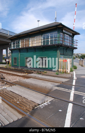 Newhaven Stadt alte grüne Stellwerk am Bahnübergang Stockfoto