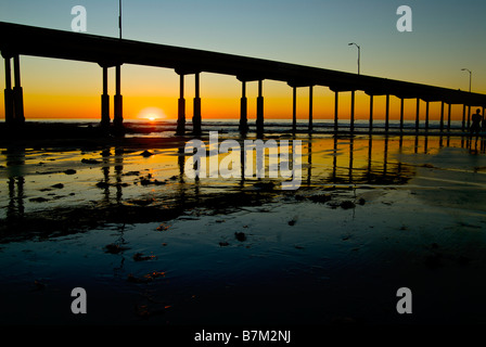 Sonnenuntergang unter Pier am Ocean Beach CA Stockfoto