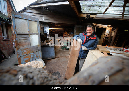 Dave Dyke in seiner Werkstatt: er Quellen Edelholz für den Einsatz von Spezialisten Instrumentenbauer. Bild Jim Holden. Stockfoto