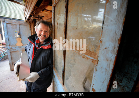 Dave Dyke in seiner Werkstatt: er Quellen Edelholz für den Einsatz von Spezialisten Instrumentenbauer. Bild Jim Holden. Stockfoto