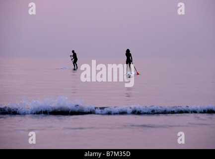 Stehen Sie auf, Paddle boarding am Strand von Brighton in East Sussex. Bild von Jim Holden. Stockfoto