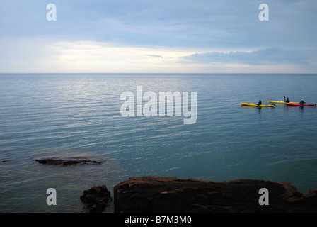 Kajakfahrer am Lake Superior Stockfoto