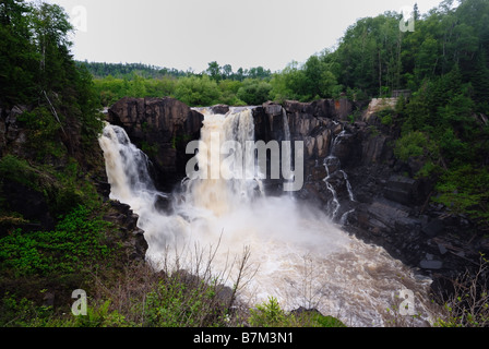 Hohe Wasserfälle des Flusses Taube Stockfoto