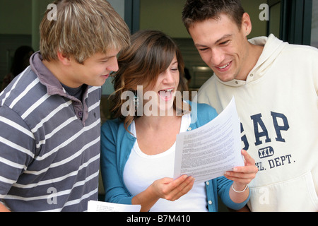 Studenten mit ihren A-Level-Ergebnisse Stockfoto