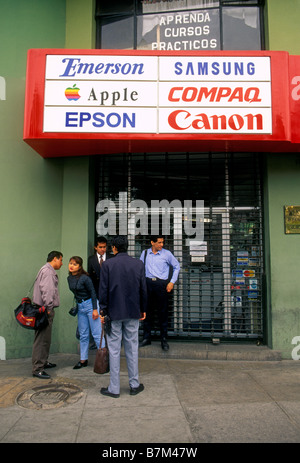 Peruaner, peruanische Volk, Begrüßung, in der Schlange, computer Store Storefront, Miraflores, Lima, Lima, Peru, Südamerika Stockfoto