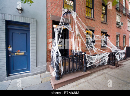 Halloween Dekorationen vor Haus in Greenwich Village, New York, USA Stockfoto