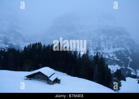 Scheune oder Chalet am Berg oberhalb Grindelwald in der Schweiz Stockfoto