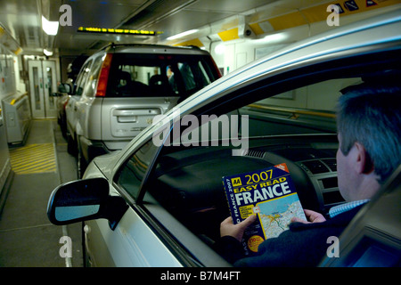 Autos in der Kanaltunnel trainieren Sie mit Blick auf Europa, England, Frankreich Strassenkarte, Eurotunnel Mann. Stockfoto
