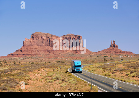 Highway 163 mit Mesa im Hintergrund Monument Valley Arizona USA Stockfoto