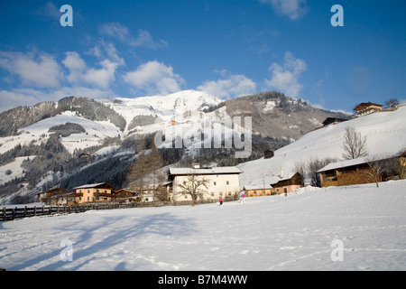 Rauris Österreich EU Januar Blick über die verschneiten Wintersportort im Rauriser Tal in Richtung Sonnen Schriefling Berg Stockfoto