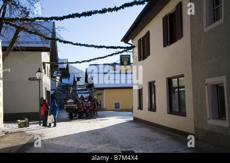 Rauris Österreich EU Januar Blick entlang der Hauptstraße mit einem Pferd gezogenen Schlitten die Touristen auf eine Tour durch das Ski-Resort-Stadt Stockfoto