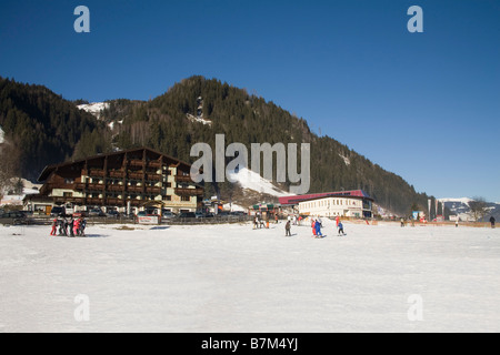 Rauris Österreich EU Januar über die Übungswiese Hotel Hubertus und der Gondelstation auf Sonniblick Berge schauen Stockfoto