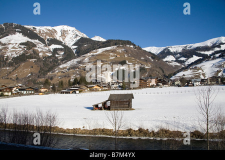 Rauris Österreich EU Januar Blick über Fluss Rauiser Ache in Richtung Ski-Resort-Stadt im Rauriser Sonnen Tal Stockfoto