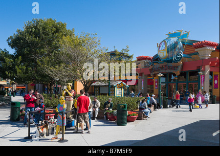 Touristen, die gerne bei einer Lego-Familie im Marketplace, Downtown Disney Lake Buena Vista, Orlando, Florida, USA Stockfoto