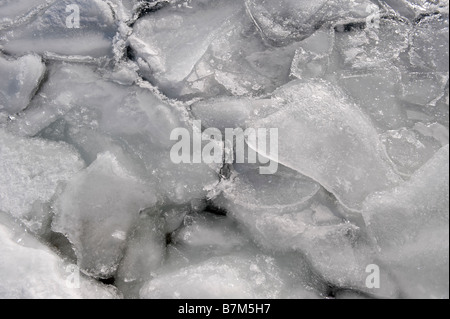 Eisscholle und offenem Wasser am Ufer eines Sees Stockfoto