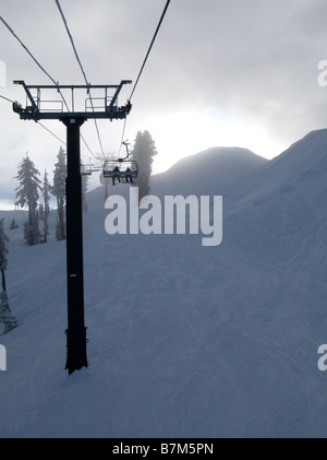 Snowboarder in der Nähe der Spitze des Gipfels sechs Sesselliftes bei mehr als 8.000 Fuß über dem Lake Tahoe die alpinen Wiesen im Skigebiet. Stockfoto