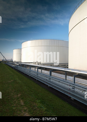 Industrielle Lagerbehälter mit Metallrohren ETT Europoort Rotterdam Niederlande Stockfoto