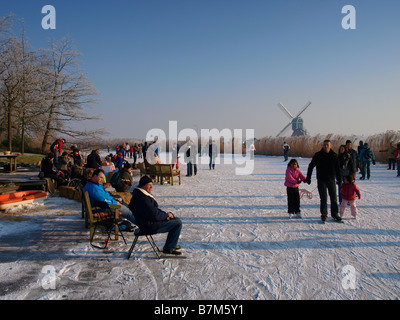 Viele Leute Skaten und ruht auf dem Eis in der Nähe von Oud Alblas Zuid Holland Niederlande Stockfoto